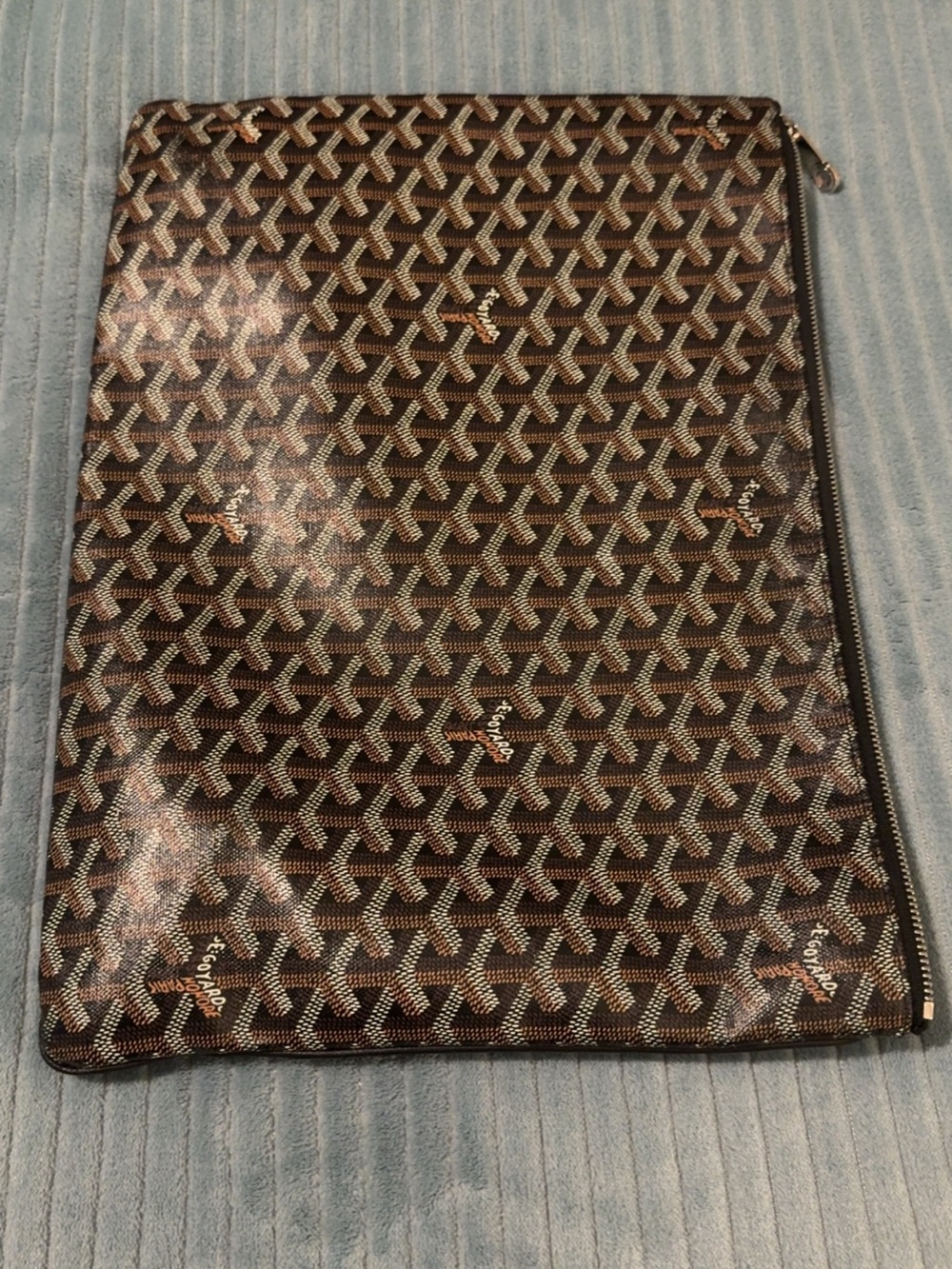 Goyard Senat Zip Pouch Coated Canvas GM
CLAIR CODE
PC.GY.SZP.COAC.GM